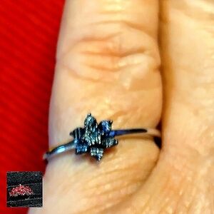 BLUE DIAMOND ACCENT STERLING FLOWER RING     SIZE 7.